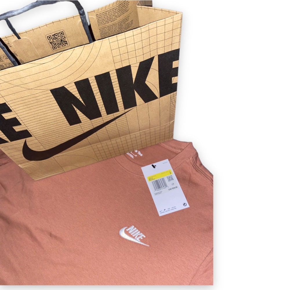💰 SOLD 💰 Nike Sportswear Classic Logo Tee !